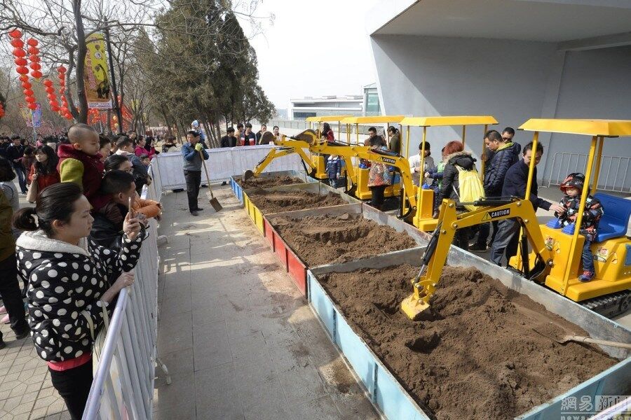 混凝土、娃娃版挖掘機(jī)、起重機(jī) 混凝土、娃娃版挖掘機(jī)、起重機(jī)