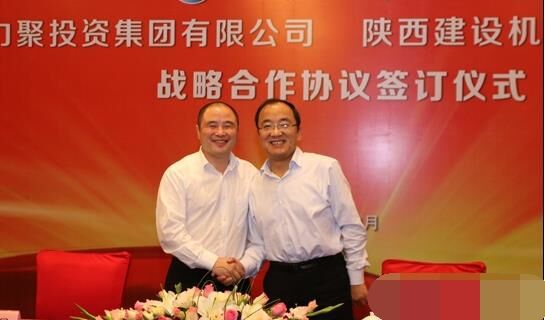 近日，陜建機(jī)械與安徽力聚簽訂戰(zhàn)略合作協(xié)議，陜建機(jī)械董事長楊宏軍，副總經(jīng)理、營銷總監(jiān)賀衛(wèi)東，安徽力聚投資集團(tuán)董事長宋執(zhí)壽，黨支部書記陳邦勤以及安徽潤路公司總經(jīng)理杜永龍等單位領(lǐng)導(dǎo)出席了會議