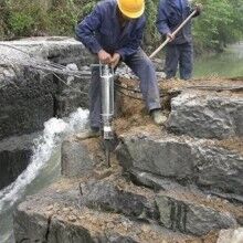 礦山無(wú)聲分解石頭用機(jī)載劈石機(jī)設(shè)備