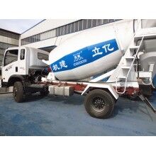 專業(yè)生產(chǎn)小型混凝土罐車，億立實(shí)業(yè)2m3攪拌罐車